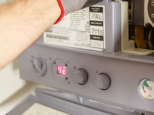 Mão com luva no painel de um aquecedor a gás de parede aberto