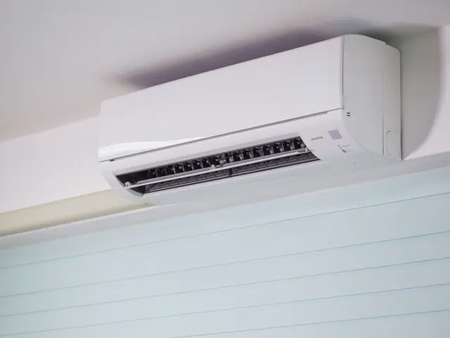 Ar-condicionado split branco instalado no alto da parede