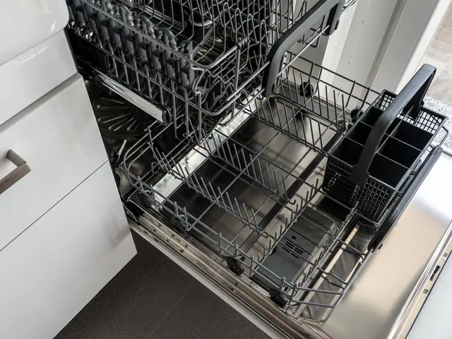 Lava-louças de inox aberta, com os cestos puxados