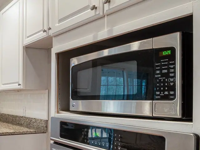 Micro-ondas de inox embutido no armário da cozinha